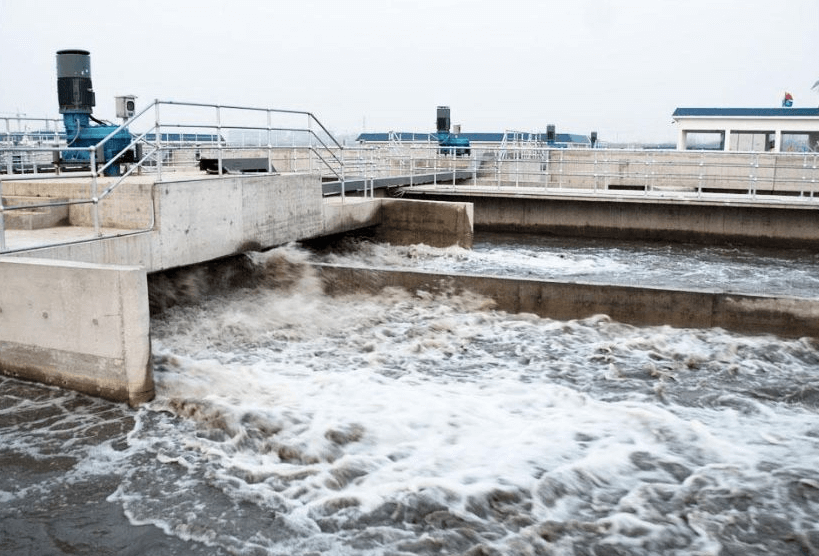 (圖:污水池起泡現(xiàn)場)