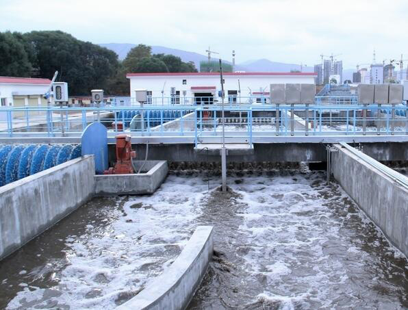 （圖：工業(yè)廢水污水泡沫）