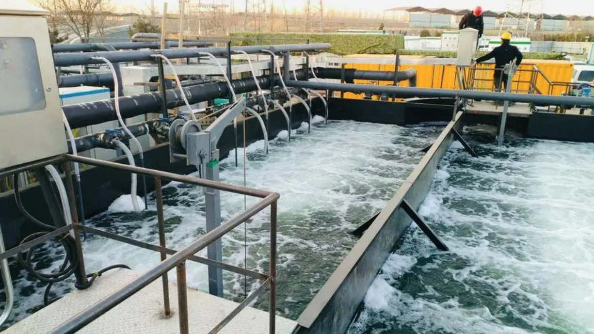 （圖：日化洗滌污水起泡現(xiàn)場(chǎng)）